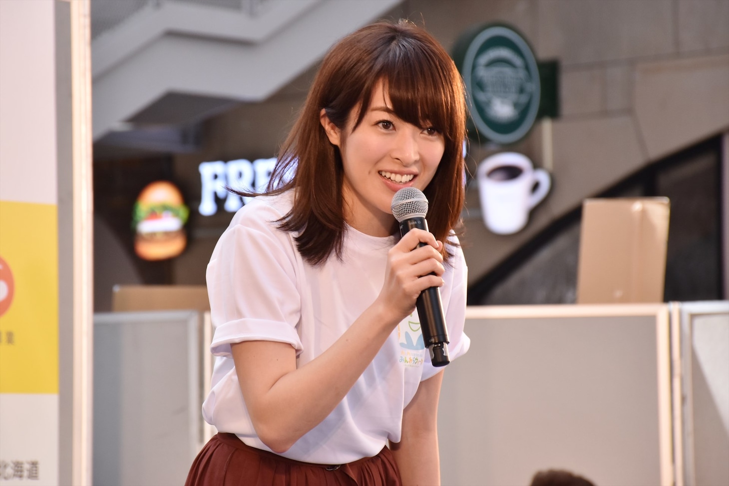 「世界の村で発見！こんなところに日本人」のステージイベントに登壇した、石沢綾子（HTBアナウンサー）。