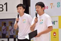 「みんわらウィーク」のサッポロファクトリー会場でオープニングMCを務める、すずらん。