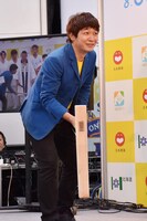 岩見沢市の「ふるさと百餅祭り」のコーナーで杵を振る銀シャリ鰻。