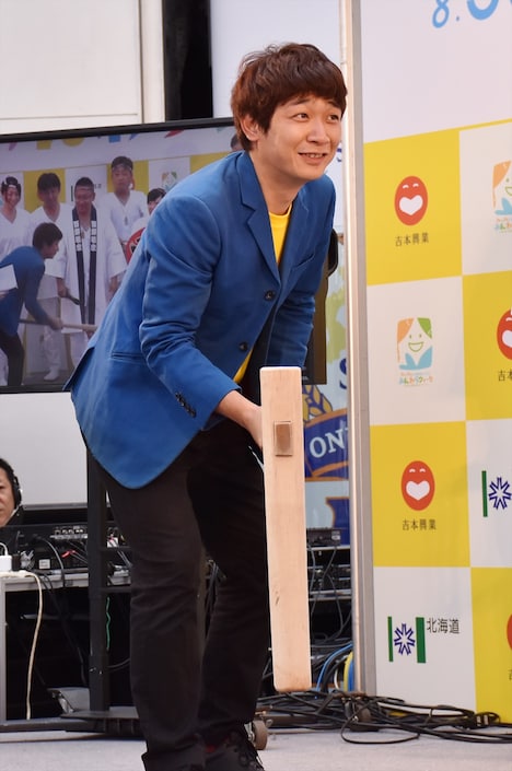 岩見沢市の「ふるさと百餅祭り」のコーナーで杵を振る銀シャリ鰻。