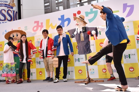 共和町の「かかし祭り」の恒例「ゲタ飛ばし大会」を体験する銀シャリ鰻（右端）。