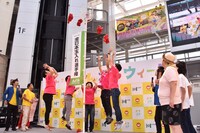 和寒町で行われている「全日本玉入れ選手権」のデモンストレーションの様子。