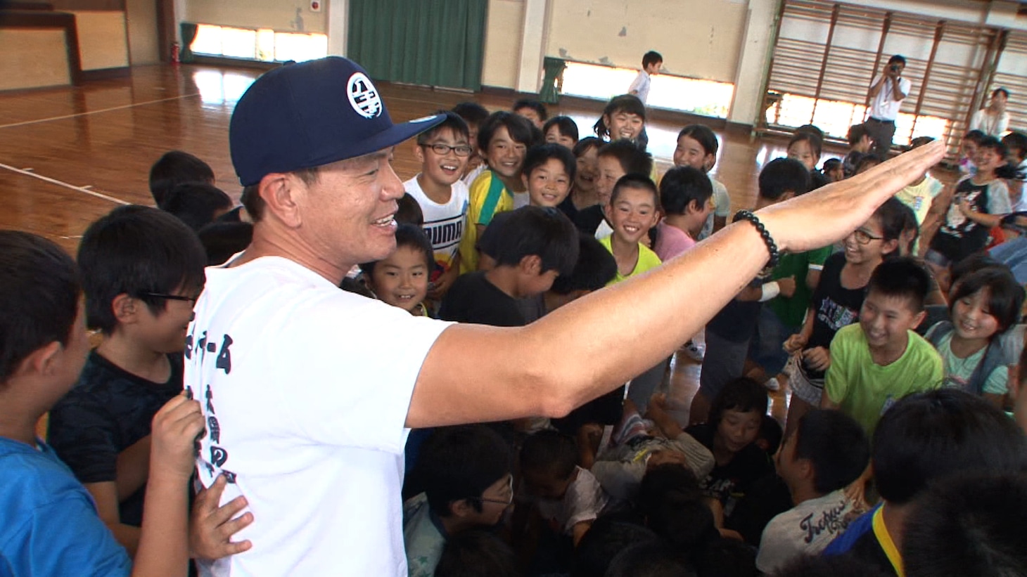 地元の子供たちに囲まれるヒロミ。(c)日本テレビ