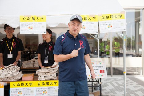 オープンキャンパスの受付に現れたレイザーラモンRG。