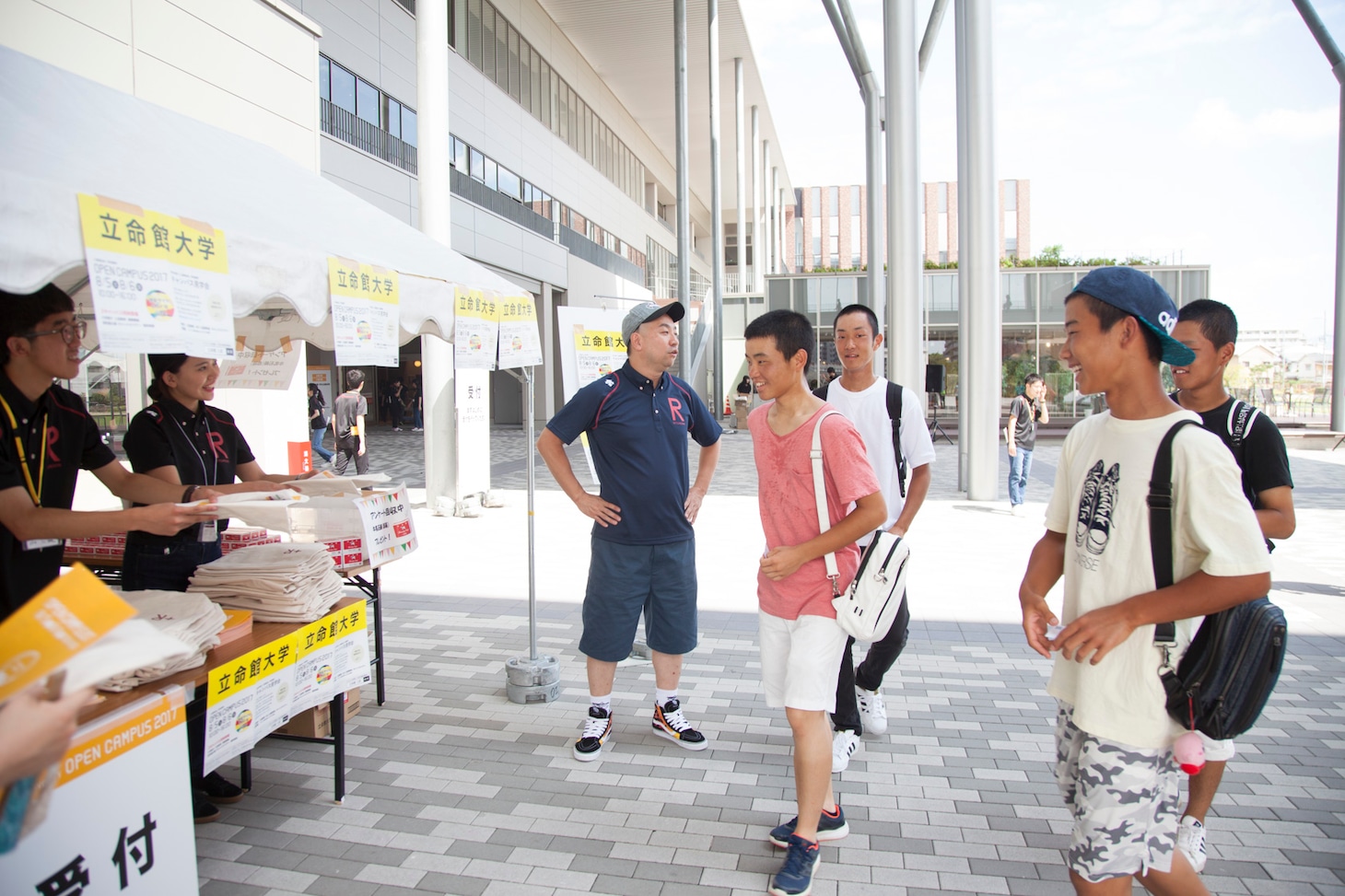 オープンキャンパスの受付に現れたレイザーラモンRG。