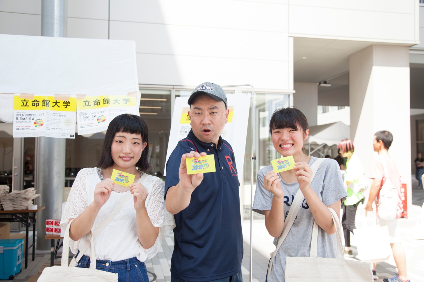 オープンキャンパスの参加者と写真撮影をするレイザーラモンRG。