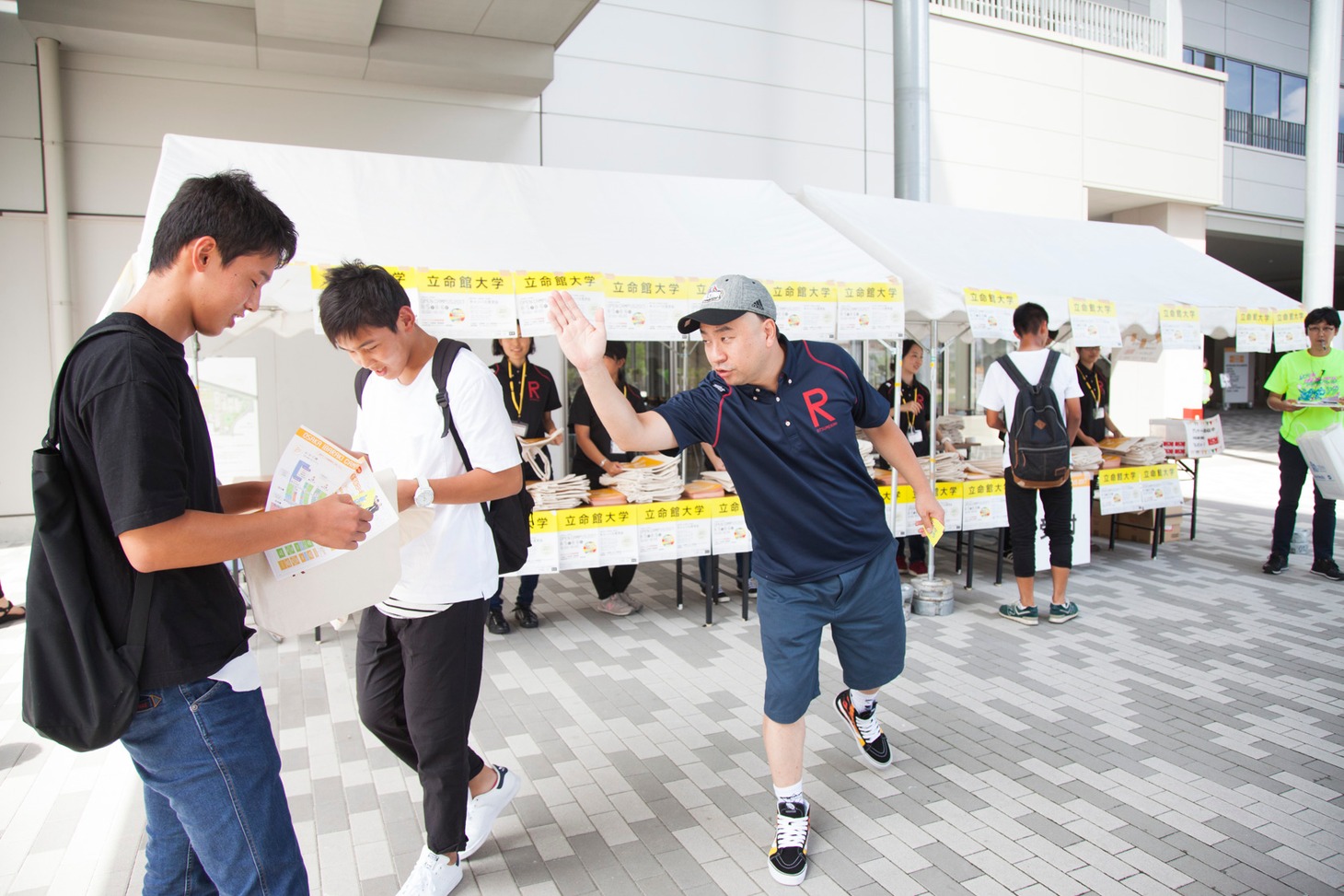 オープンキャンパスの参加者に声をかけるレイザーラモンRG。