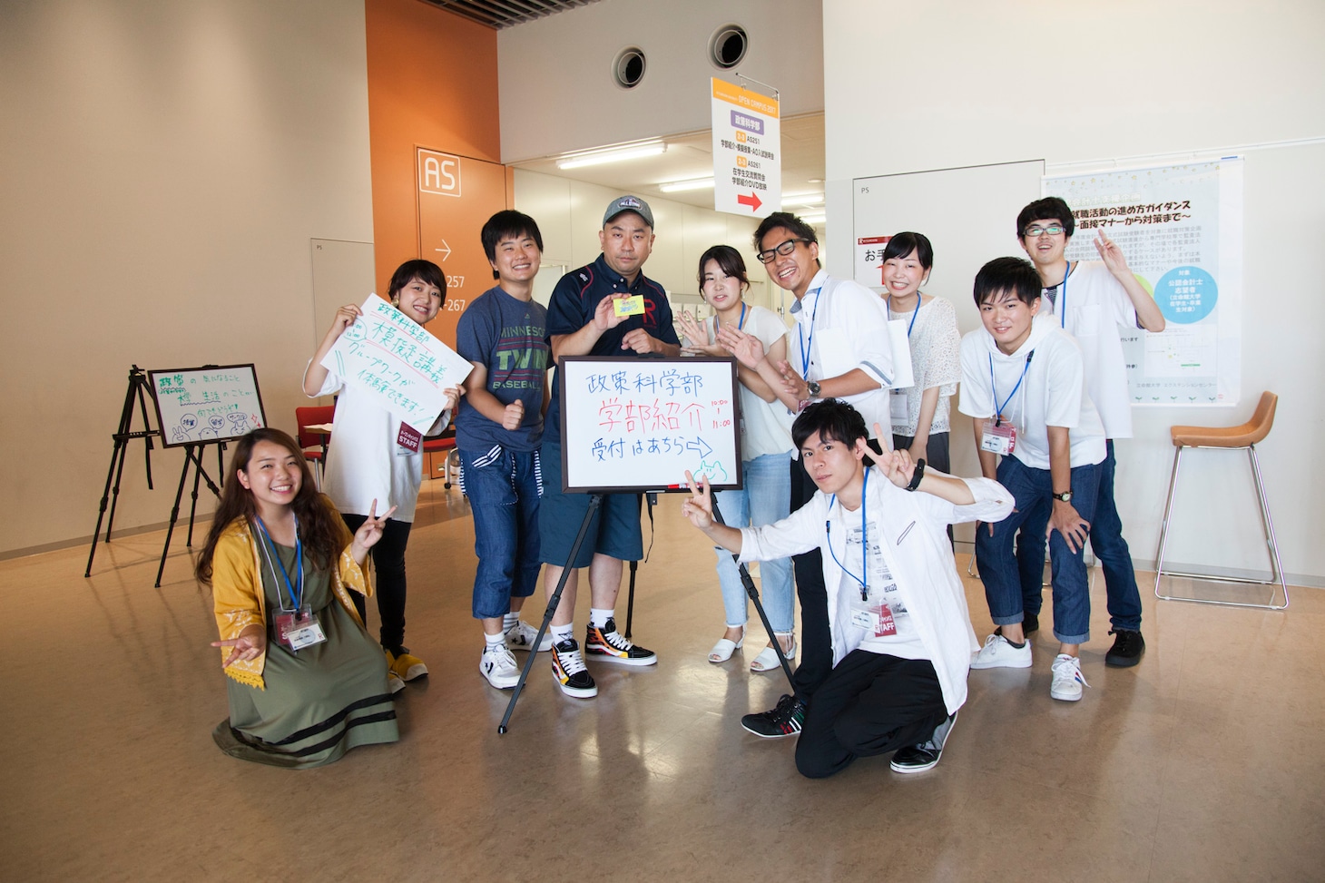 学生たちと写真撮影をするレイザーラモンRG。