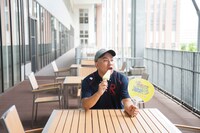 立命館大学の大阪いばらきキャンパスでアイスを食べるレイザーラモンRG。