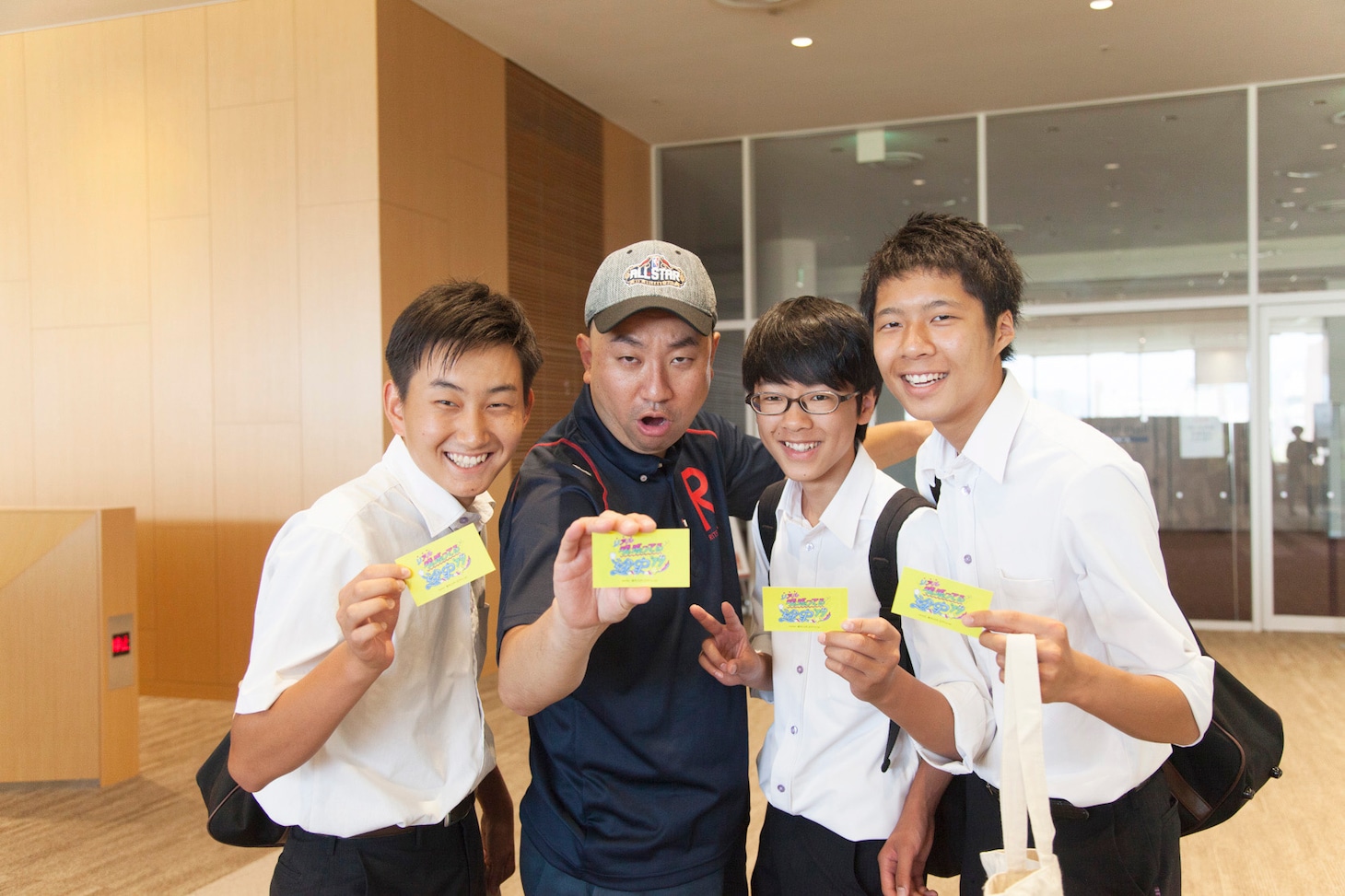 オープンキャンパスの参加者と写真撮影をするレイザーラモンRG。