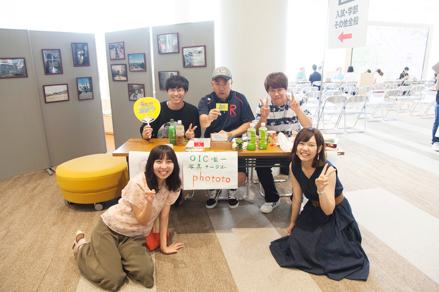 学生たちと写真撮影をするレイザーラモンRG。