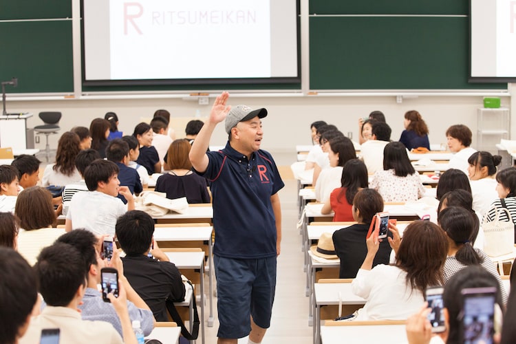 Rgが母校のオープンキャンパスにサプライズ登場 立命館あるある歌う イベントレポート 写真12枚 お笑いナタリー Rgが母校のオープンキャンパスにサプライズ登場 立命館あるある歌う イベントレポート 写真12枚 お笑いナタリー