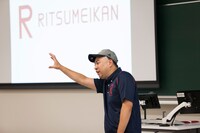 学生たちにメッセージを送るレイザーラモンRG。