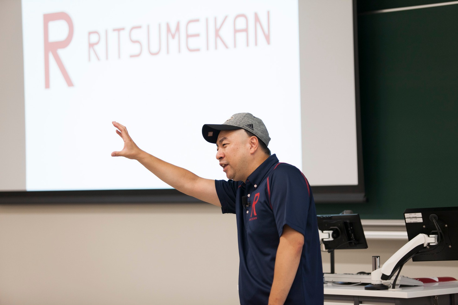 学生たちにメッセージを送るレイザーラモンRG。