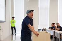 学生たちにメッセージを送るレイザーラモンRG。