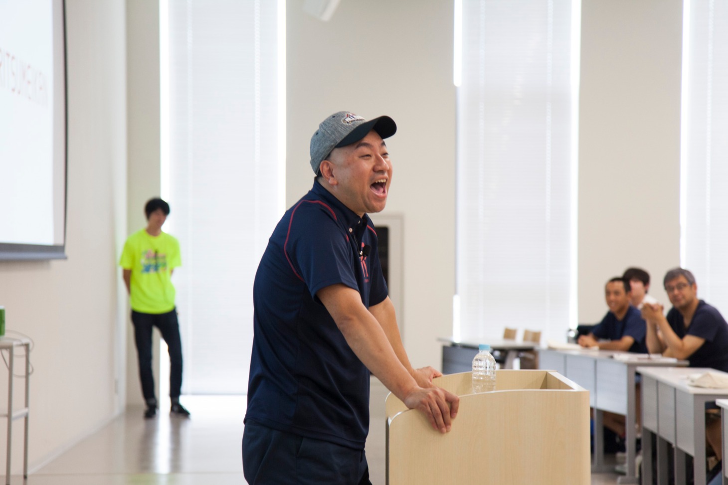 学生たちにメッセージを送るレイザーラモンRG。