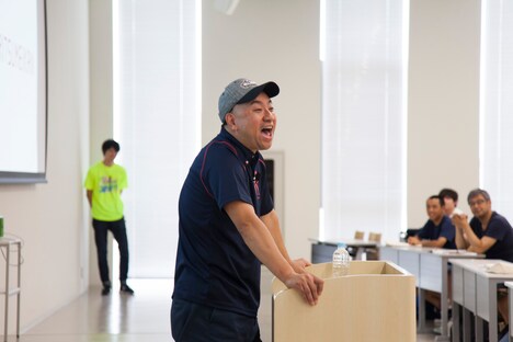 学生たちにメッセージを送るレイザーラモンRG。