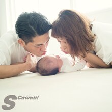 ジャングルポケット太田夫妻と娘の3ショット。