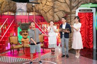 冒頭コーナー「夢があり過ぎるチャレンジ 岡村に賭けろ！」で長いほうきを指に乗せてバランスを保つナインティナイン岡村。(c)ABC