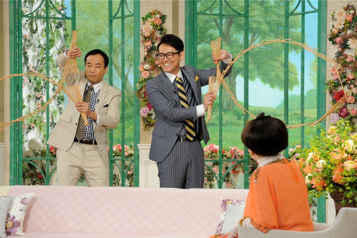 「徹子の部屋」で、南京玉すだれを披露するナイツ。(c)テレビ朝日