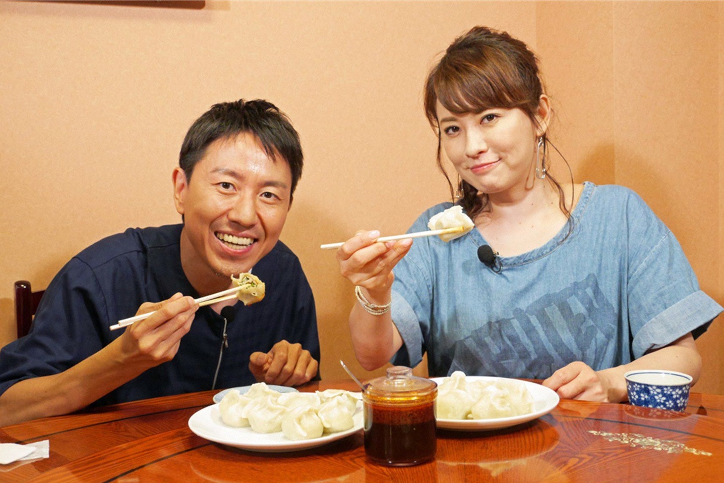 「極上空間 ～小さなクルマ、大きな未来。～」に出演する（左から）チュートリアル福田、鈴木砂羽。(c)BS朝日