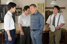 コント「アツい男たち」に参加した國村隼（手前右）。(c)NHK