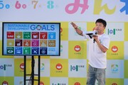 「SDGs-1グランプリ」でMCを務める次長課長・河本。