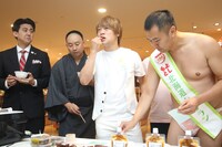 「よしもと北海道シュフラン」イベントで試食する芸人たち。