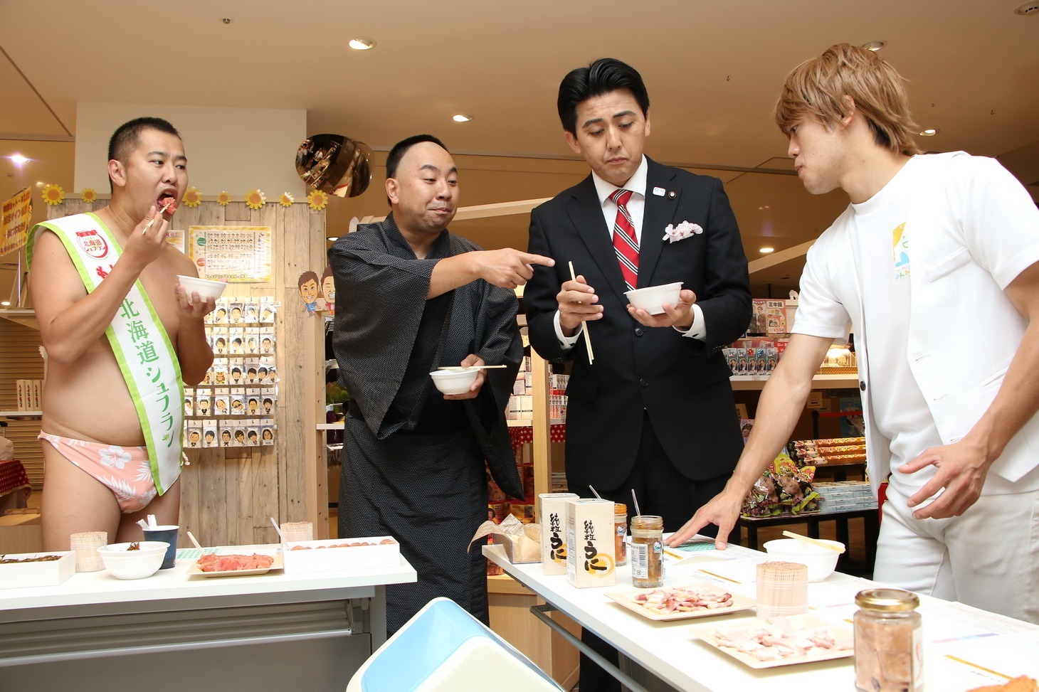 「よしもと北海道シュフラン」イベントで試食する芸人たち。