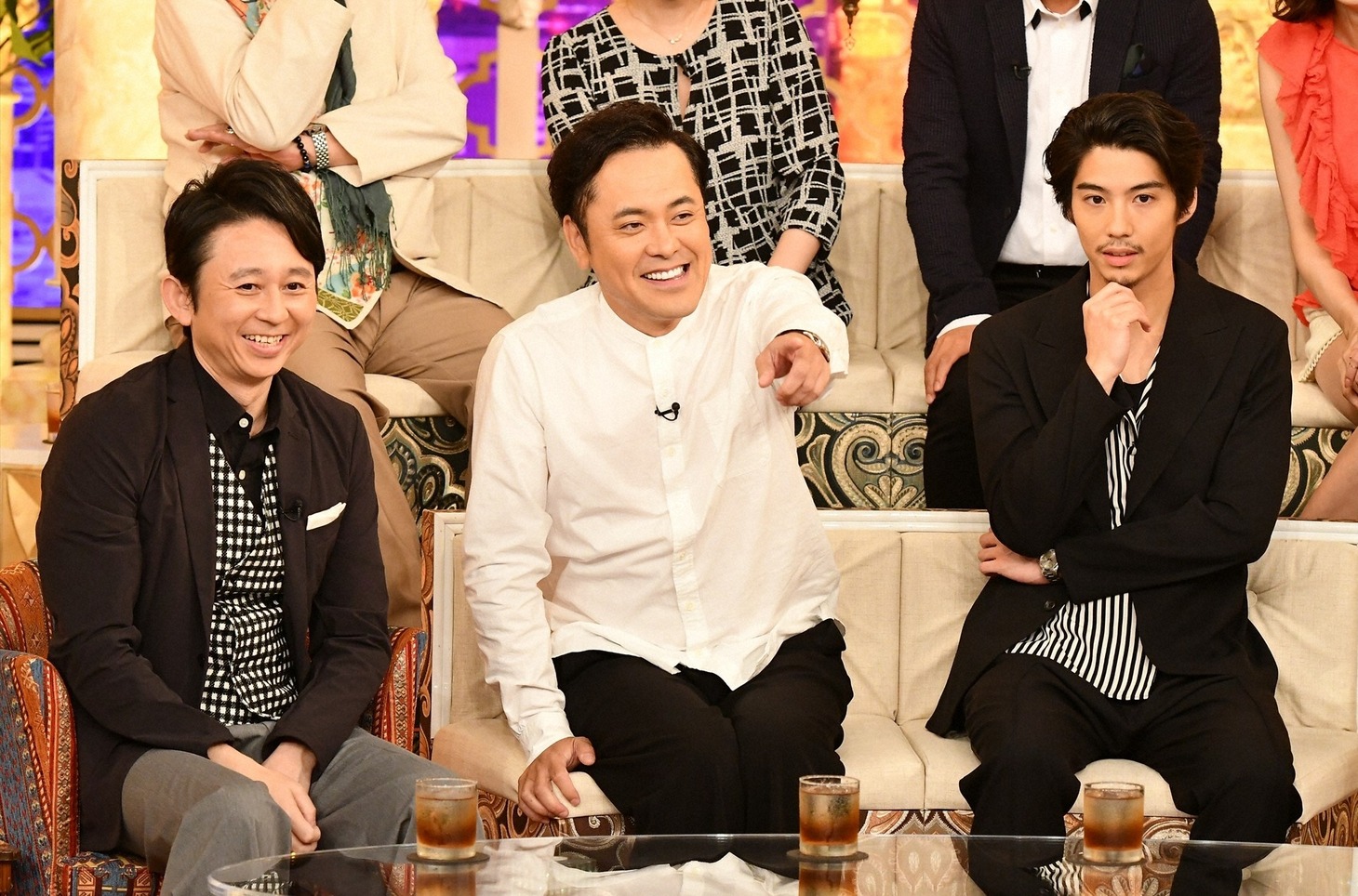 「櫻井・有吉THE夜会」に出演する（左から）有吉弘行、くりぃむしちゅー有田、賀来賢人。(c)TBS