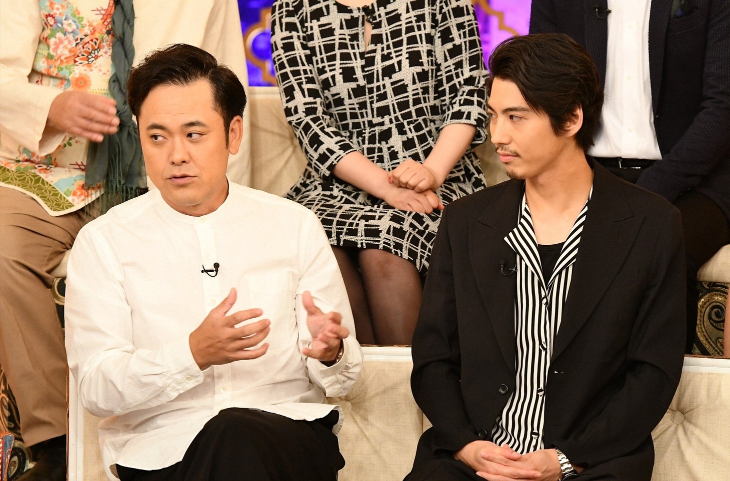 (左から）くりぃむしちゅー有田、賀来賢人。(c)TBS