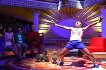 「マイ神降臨」のポーズを取るサンシャイン池崎。(c)TBS