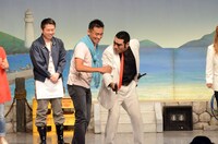 笑わない客を狙うジョーク東郷。