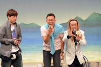 玉置浩二のモノマネを石田靖に伝授する、假屋崎省吾に扮したセニョール玉置（右）。