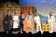 福山雅治に扮する大山英雄が率いた、よしもとモノマネ軍団。