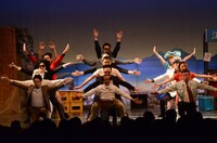 一体感あふれるダンスを披露する出演者たち。