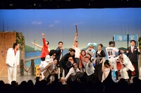 ダンスを披露し、一体感を見せたよしもと芸人とキサラ芸人。