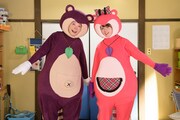 星野源扮するオモえもん（左）と深田恭子扮するオモミ（右）。(c)NHK