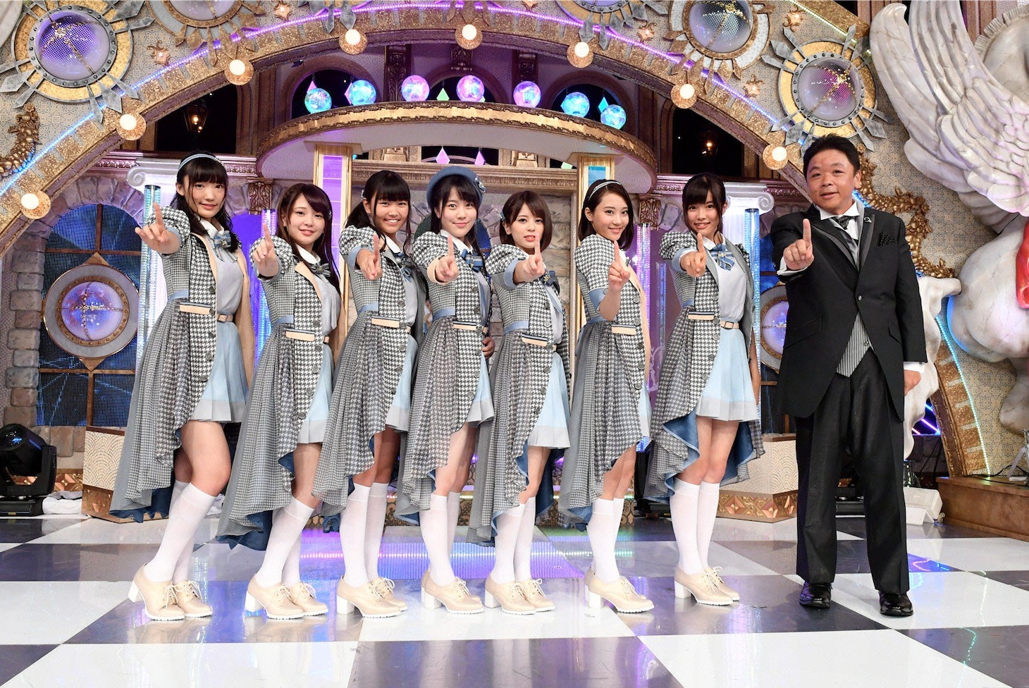 新番組「ラストアイドル」MCの伊集院光（右端）と、オーディションに臨む出演者たち。(c)テレビ朝日