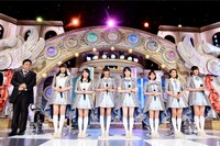 伊集院光（左端）と、オーディションに臨む出演者たち。(c)テレビ朝日