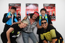 湘南乃風のRED RICE（手前右）やSHOCK EYE（手前左）とコントで共演するロバート。