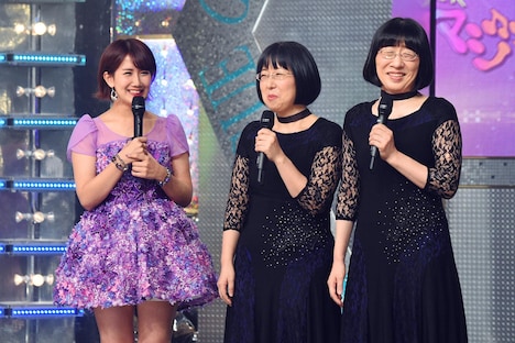 マジ歌でコラボする岡井千聖(左)と阿佐ヶ谷姉妹。