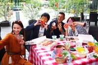 「ウラマヨ！」でカフェにドーナツを持ち寄り“おしゃピク”を開催する出演者たち。(c)関西テレビ