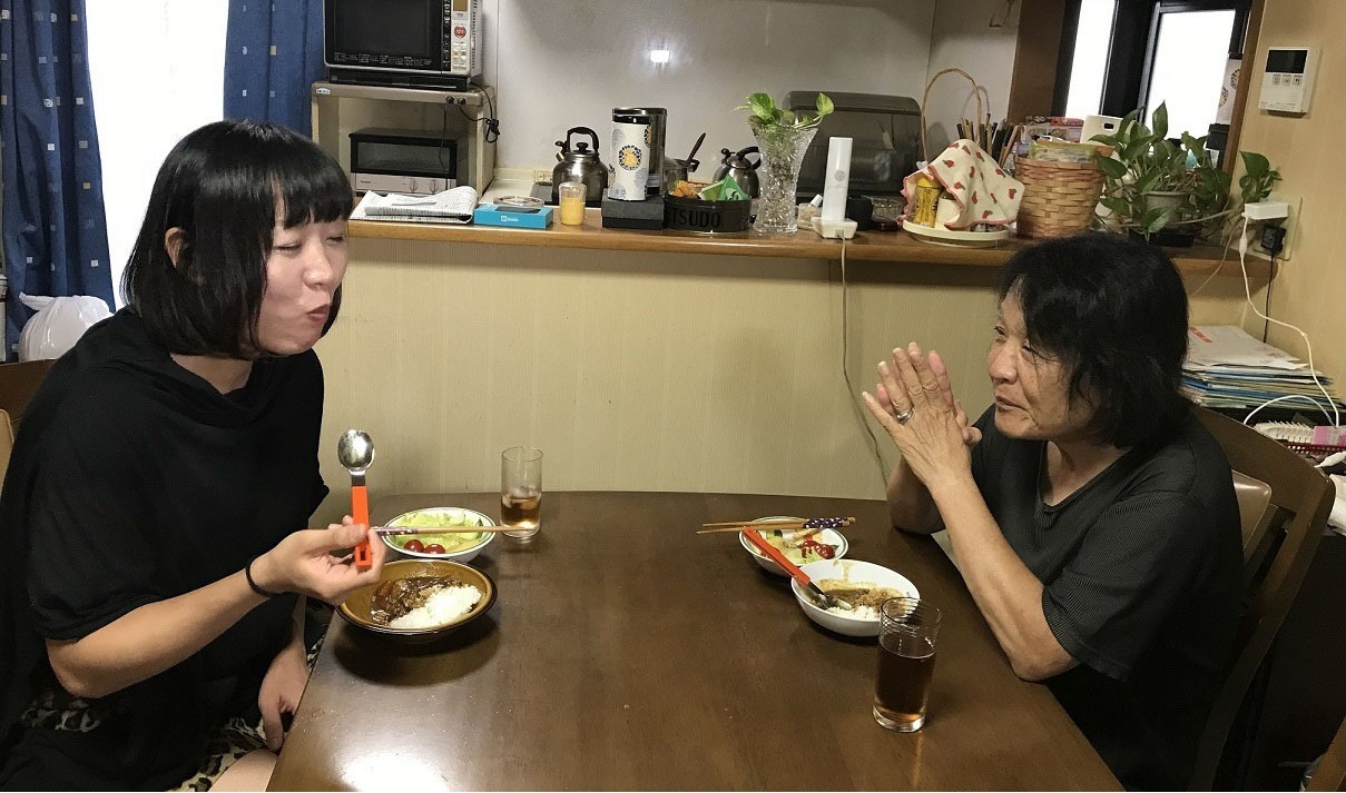 母親のカレーライスを味わうしずちゃん（左）。