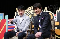 ネタバトルを見守る土田晃之（左）と内村光良（右）。
