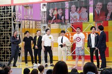 ネタバトルに登場するオジンオズボーン、インディアンス、デニスと司会の千鳥。