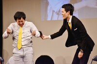 「原宿女子101人に聞きました 誰が一番タイプですか？」コーナーで票を獲得して喜びを爆発させる霜降り明星せいや（左）と相方・粗品。