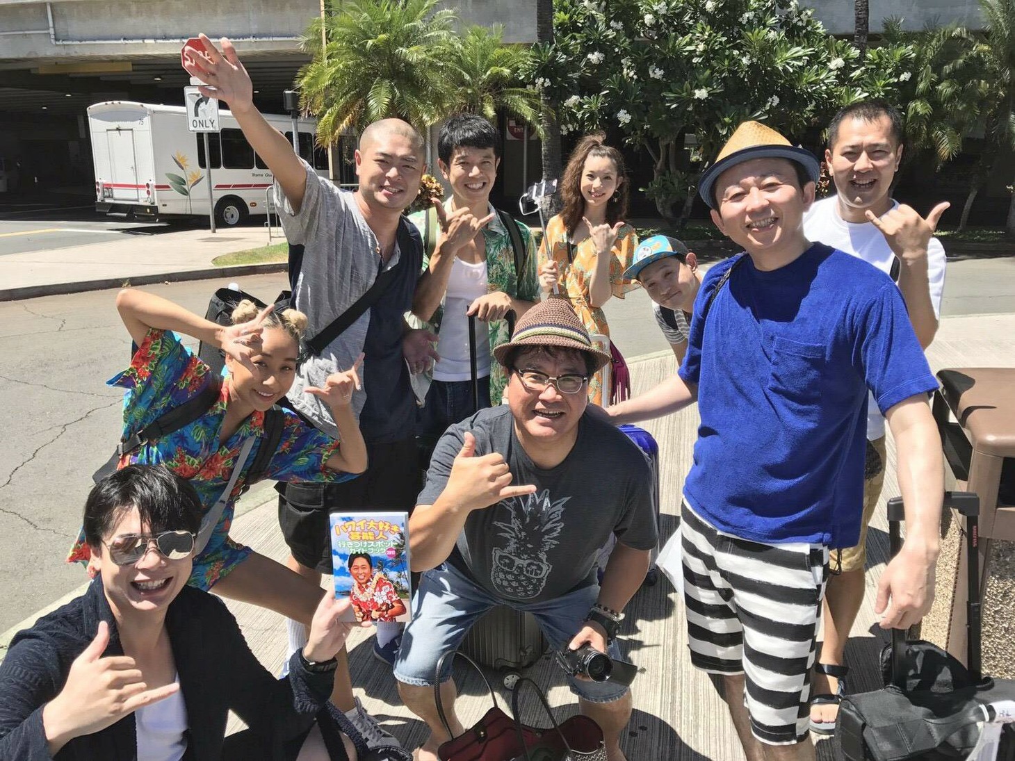 「土曜プレミアム『有吉の夏休み2017 密着77時間inハワイ 過去最多！芸能人15人で海、風、グルメを大満喫したら笑顔がこぼれすぎちゃったSP』」の出演者たち。(c)フジテレビ