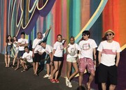 「土曜プレミアム『有吉の夏休み2017 密着77時間inハワイ 過去最多！芸能人15人で海、風、グルメを大満喫したら笑顔がこぼれすぎちゃったSP』」の出演者たち。(c)フジテレビ