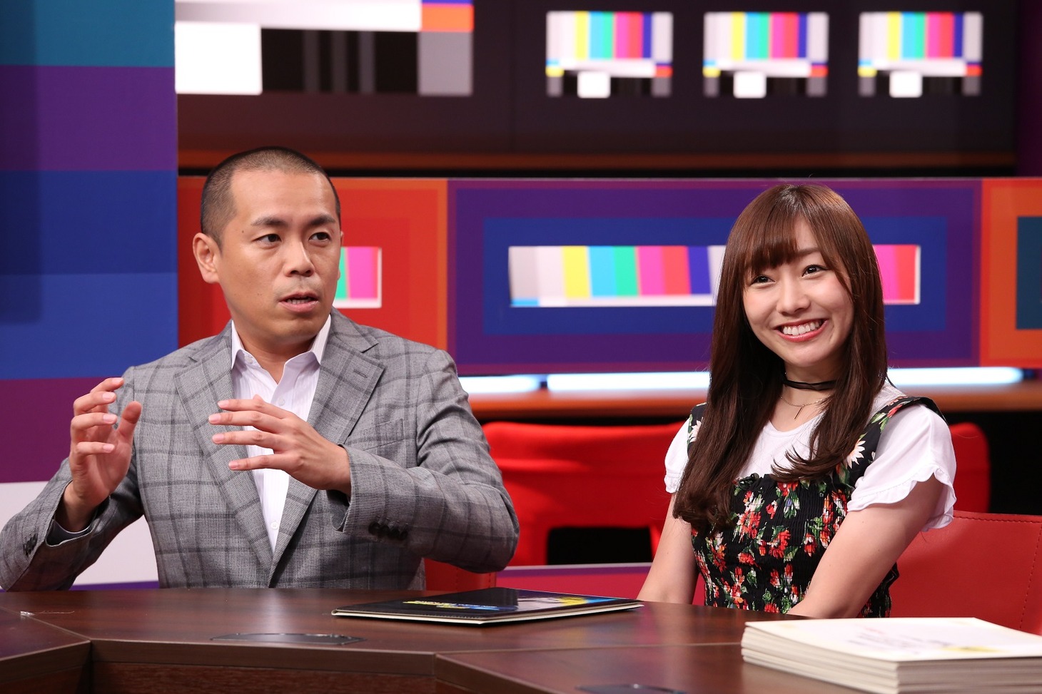 （左から）タカアンドトシ・トシ、須田亜香里。(c)中京テレビ
